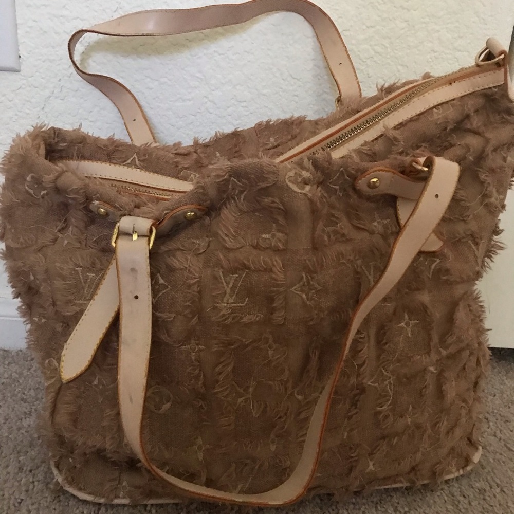 Brown purse.  Excellent condition